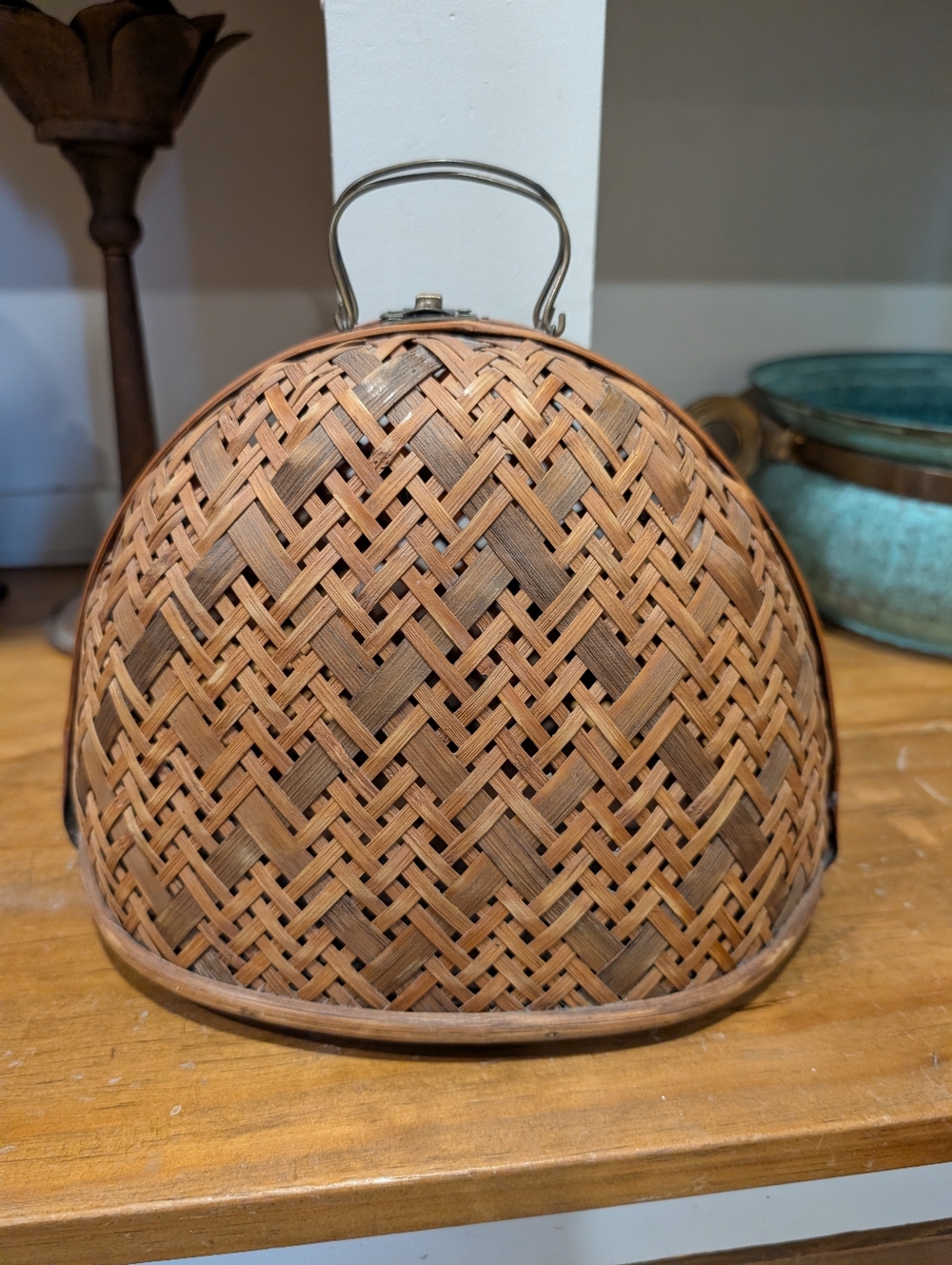 Vintage Wicker Rattan Clam Shell Purse Bohemian Boho Metal Clasp and Handles 8"